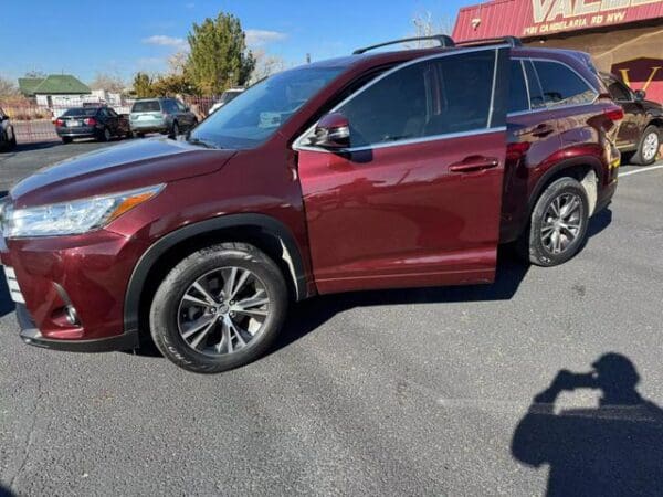 2018 Toyota Highlander - Image 2