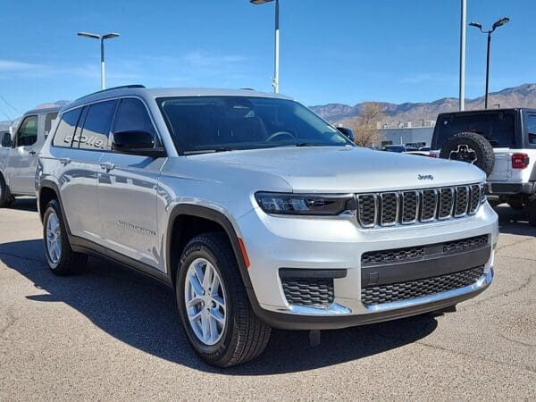 2023 Jeep Grand Cherokee L - Image 4