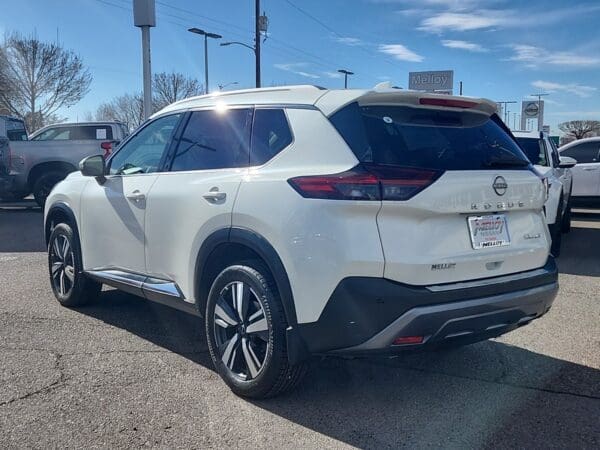 2023 Nissan Rogue - Image 3