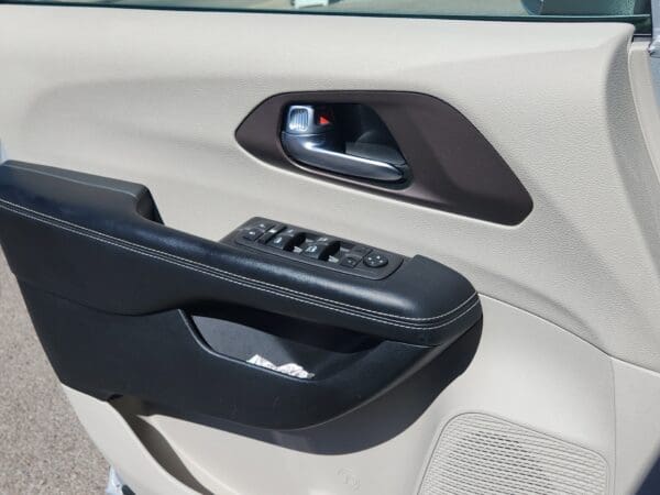 2022 Chrysler Voyager - Image 12