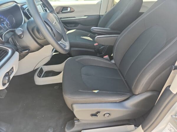 2022 Chrysler Voyager - Image 13