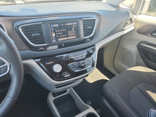 2022 Chrysler Voyager - Image 9
