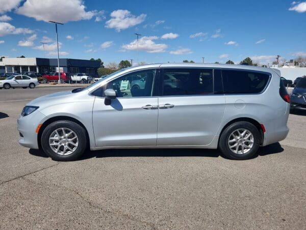 2022 Chrysler Voyager - Image 2