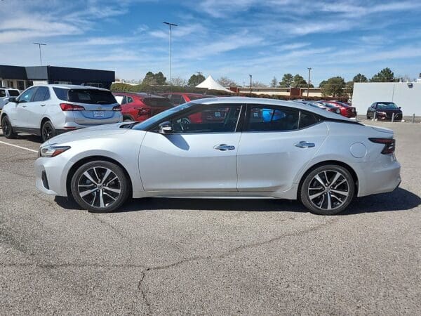 2022 Nissan Maxima - Image 2