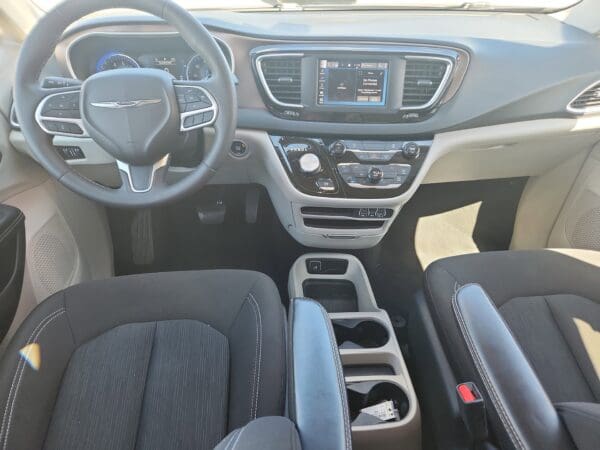 2022 Chrysler Voyager - Image 16