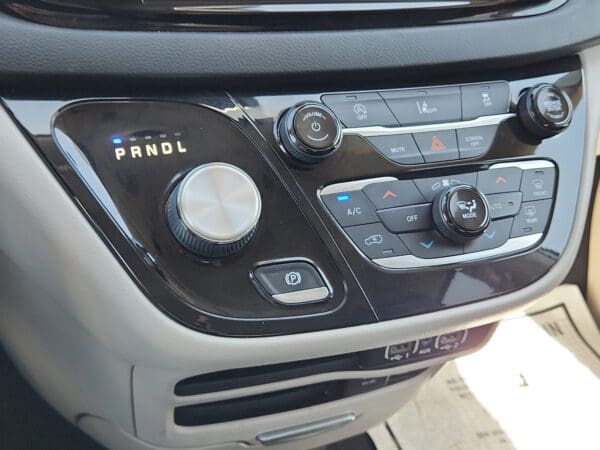 2022 Chrysler Pacifica - Image 13