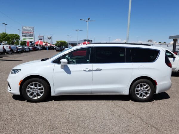 2022 Chrysler Pacifica - Image 2
