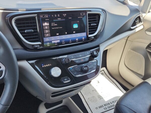 2022 Chrysler Pacifica - Image 9