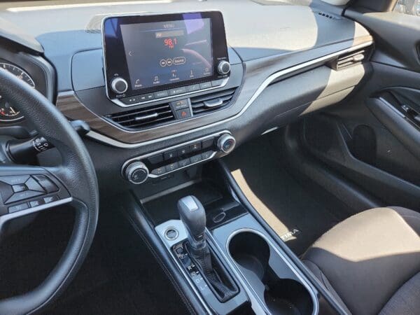 2023 Nissan Altima - Image 9