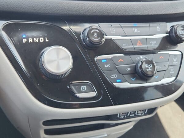 2022 Chrysler Pacifica - Image 13