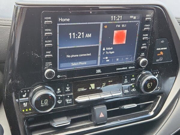 2022 Toyota Highlander - Image 11