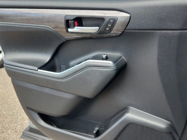 2022 Toyota Highlander - Image 13