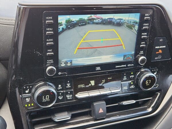 2022 Toyota Highlander - Image 12