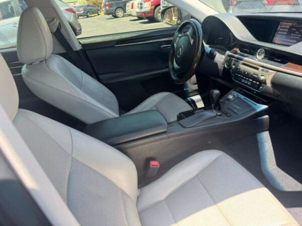 2013 Lexus ES - Image 5