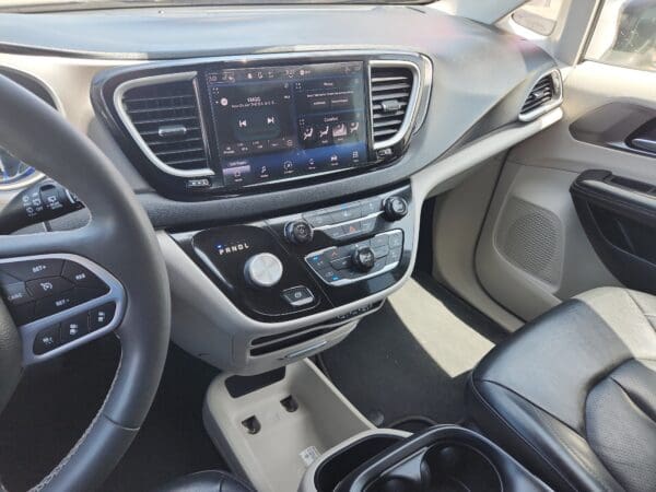 2022 Chrysler Pacifica - Image 9