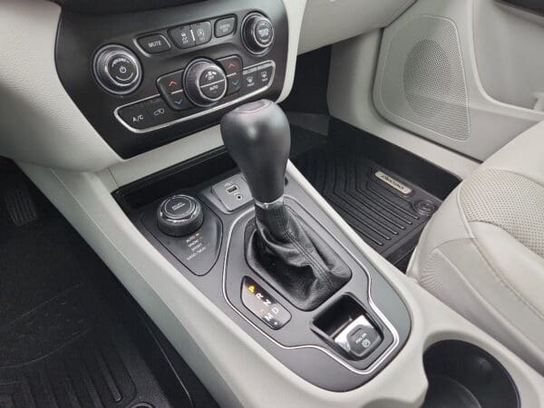 2020 Jeep Cherokee - Image 10