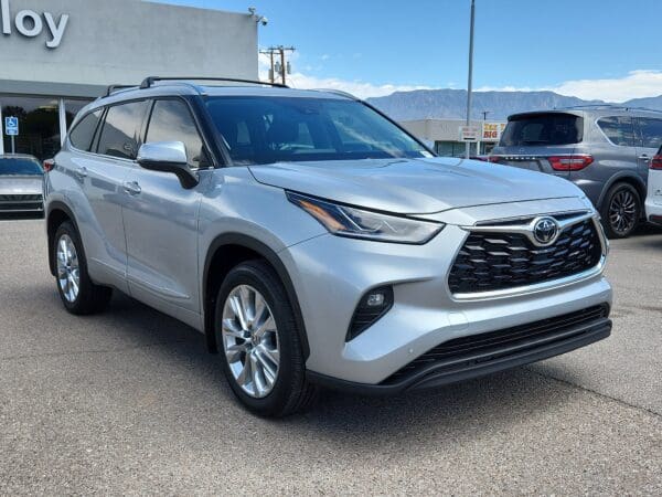 2022 Toyota Highlander - Image 4