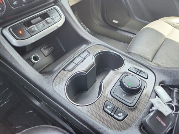 2023 GMC Acadia - Image 10