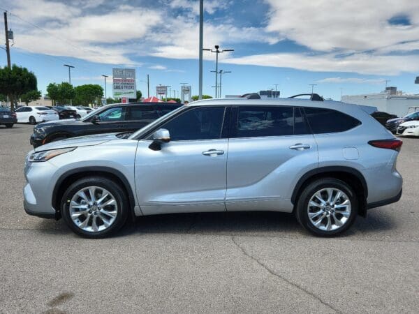 2022 Toyota Highlander - Image 2