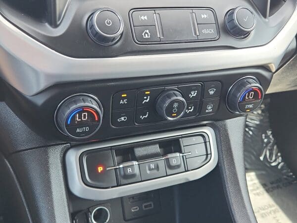 2023 GMC Acadia - Image 13