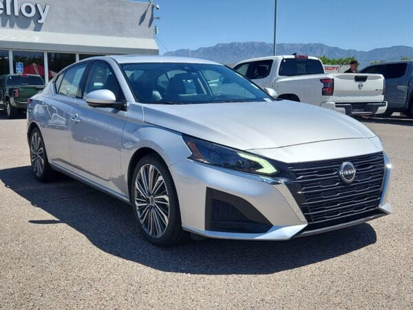 2023 Nissan Altima - Image 4