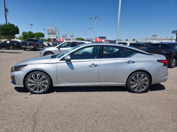 2023 Nissan Altima - Image 2