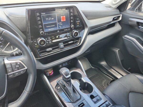 2022 Toyota Highlander - Image 9