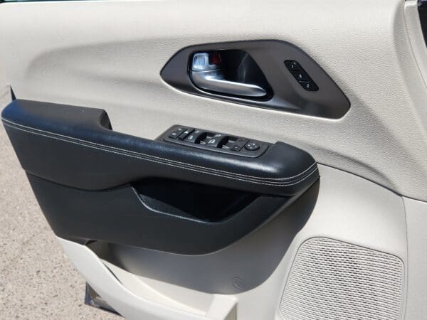 2022 Chrysler Pacifica - Image 14