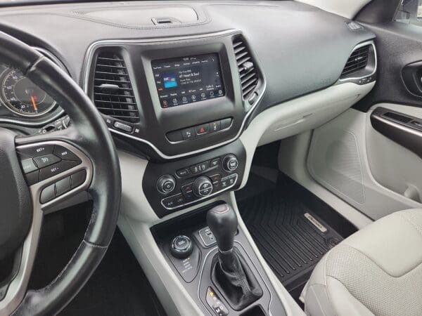 2020 Jeep Cherokee - Image 9