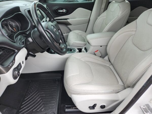 2020 Jeep Cherokee - Image 15