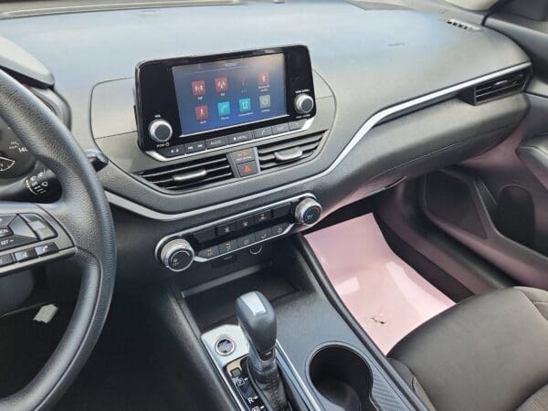 2024 Nissan Altima - Image 9