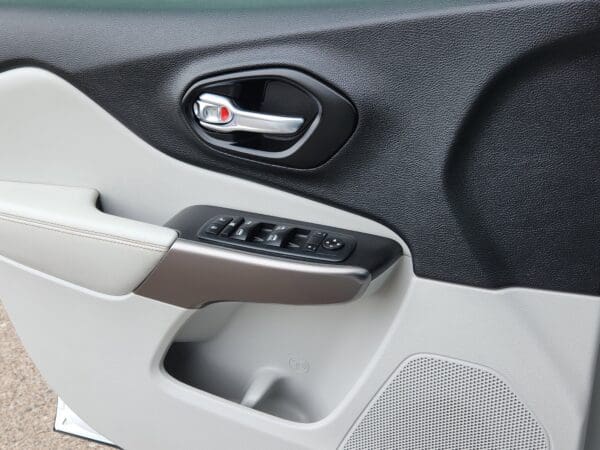 2020 Jeep Cherokee - Image 14