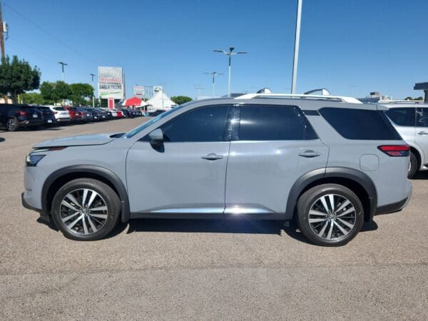 2024 Nissan Pathfinder - Image 2