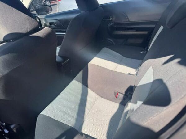 2015 Toyota Prius c - Image 6