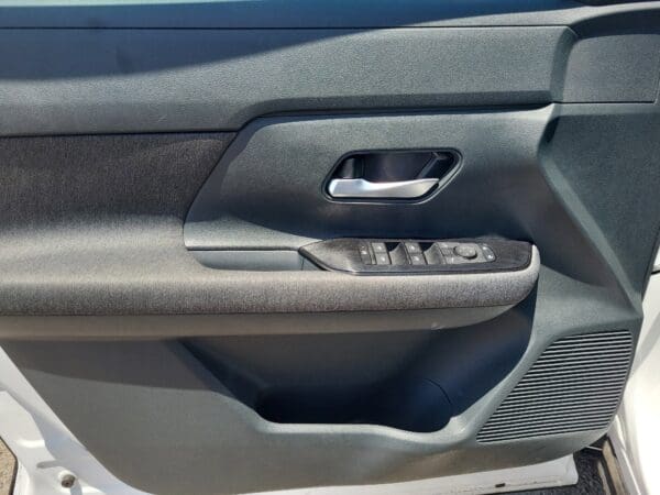2025 Nissan Kicks - Image 6