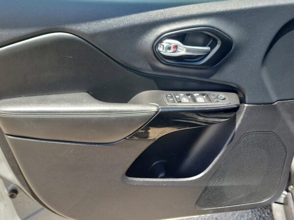 2023 Jeep Cherokee - Image 6