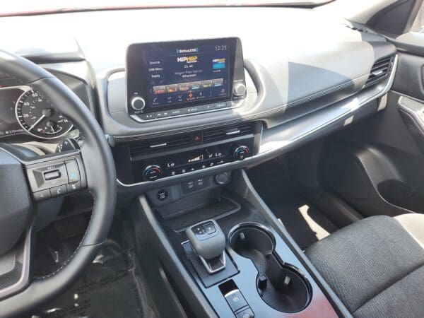 2025 Nissan Rogue - Image 9