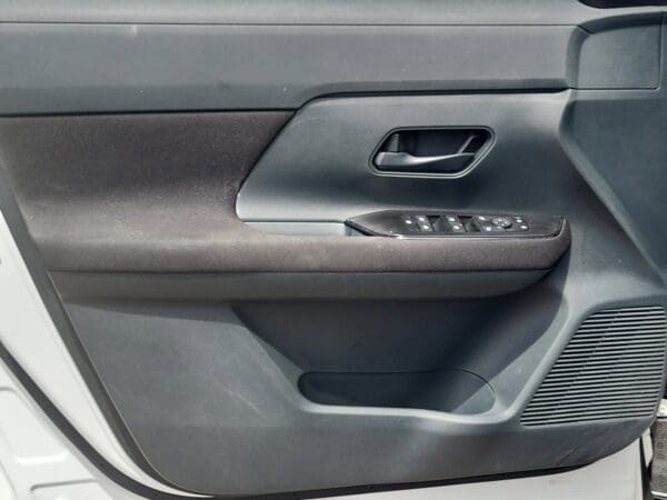 2025 Nissan Kicks - Image 6