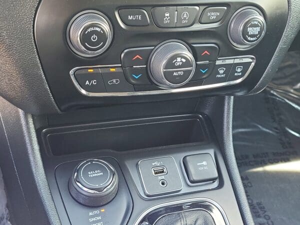 2023 Jeep Cherokee - Image 26