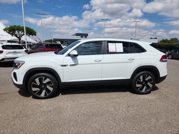 2024 Volkswagen Atlas Cross Sport - Image 2