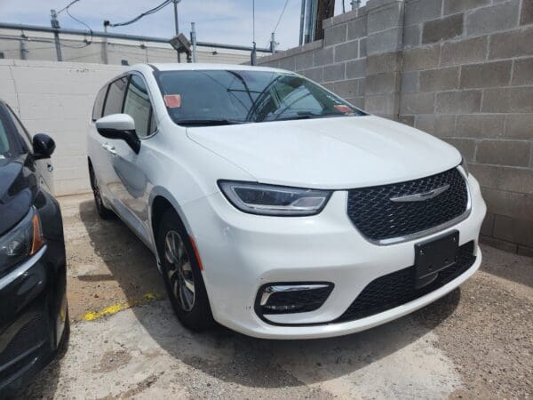 2023 Chrysler Pacifica - Image 3