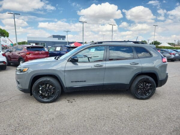 2023 Jeep Cherokee - Image 2
