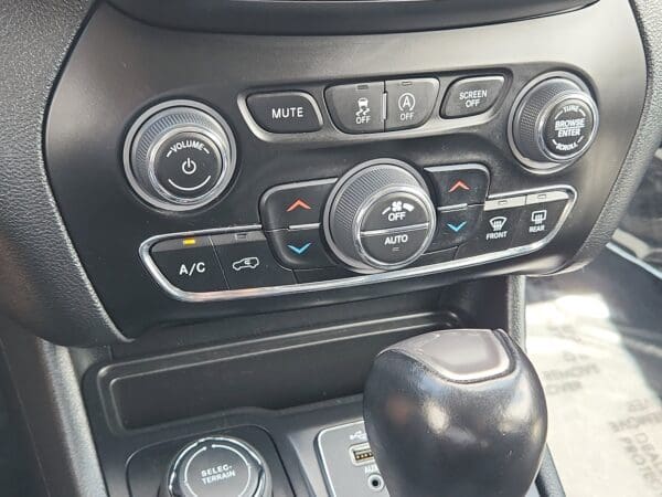 2023 Jeep Cherokee - Image 13