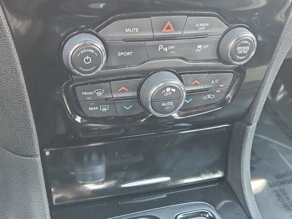 2022 Chrysler 300 - Image 13