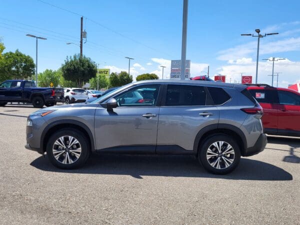 2022 Nissan Rogue - Image 2