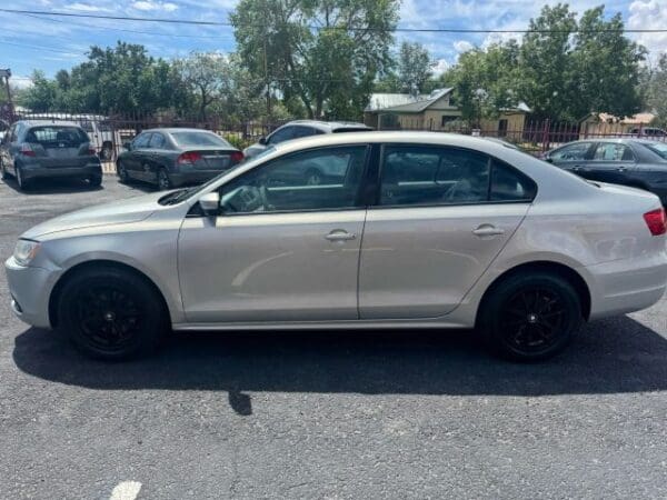 2011 Volkswagen Jetta - Image 2