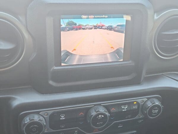 2021 Jeep Gladiator - Image 12