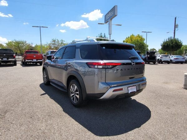 2023 Nissan Pathfinder - Image 3