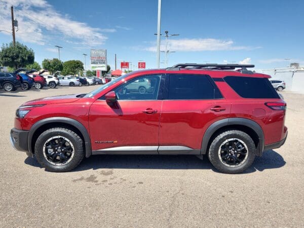 2025 Nissan Pathfinder - Image 2