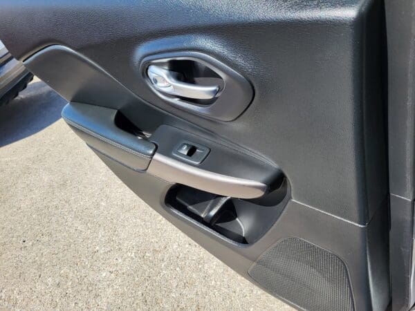 2019 Jeep Cherokee - Image 11